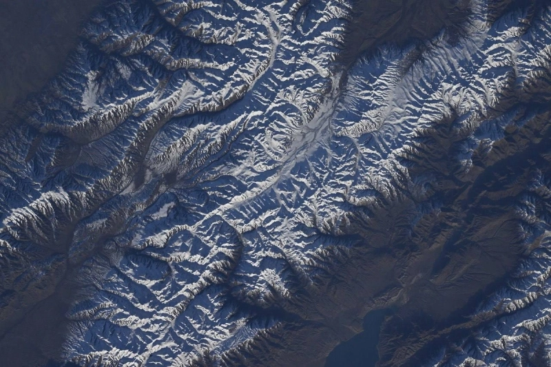 «Роскосмос» показал фото заснеженных гор Памира с МКС