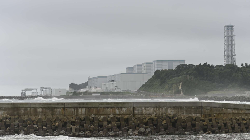 Сброс воды с АЭС "Фукусима-1" остановлен после землетрясения в Японии