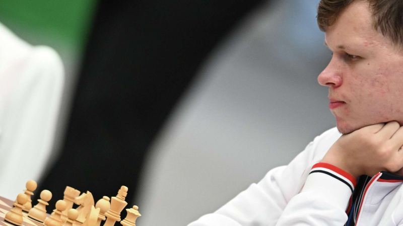 Семь раундов без поражений: российский шахматист Артемьев обыграл Карлсена
