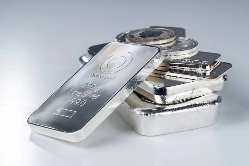 Серебро достигло рекордной цены, превысив отметку  за тройскую унцию