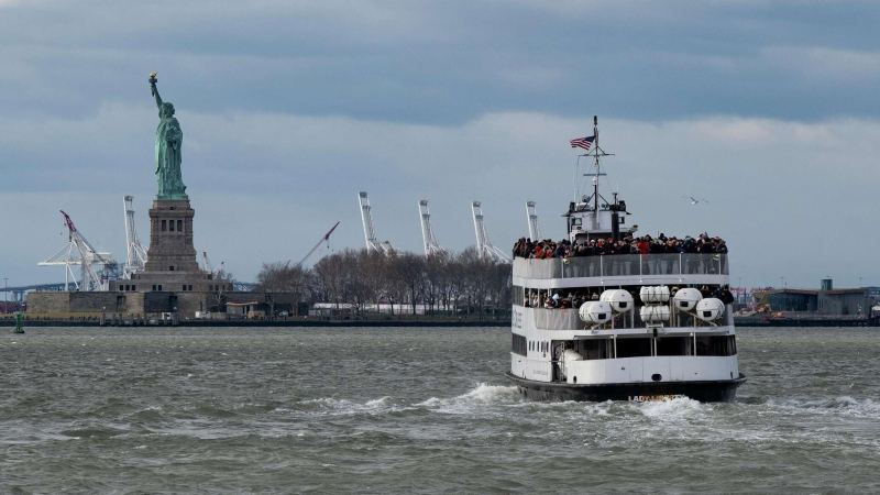 США приостанавливают программу розыгрыша грин-карт