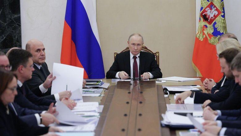 Уровень бедности в России должен стать ниже пяти процентов, заявил Путин