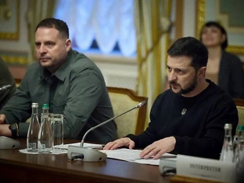 «Ужасный разрыв»: СМИ рассказали о получасовой истерике Ермака в кабинете Зеленского перед отставкой