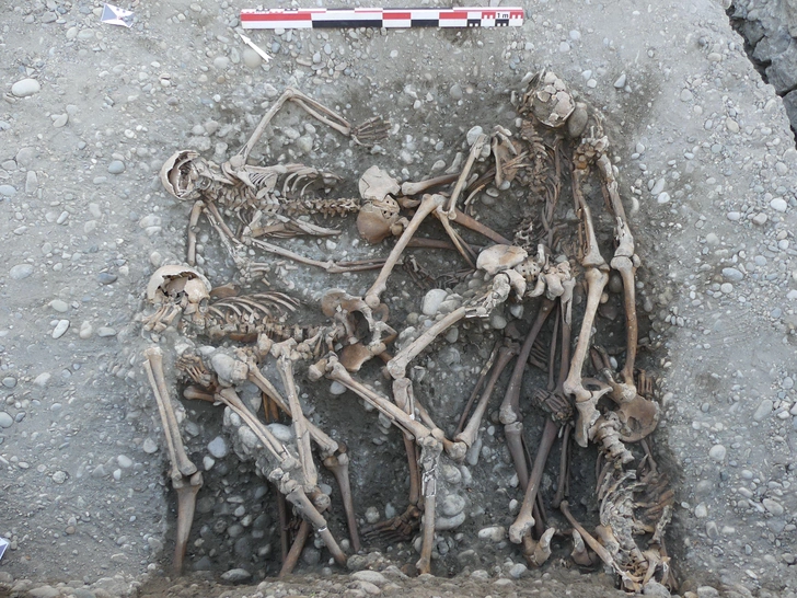 В назидание всем бунтовщикам: во Франции нашли сброшенные в яму тела людей, казненных 500 лет назад