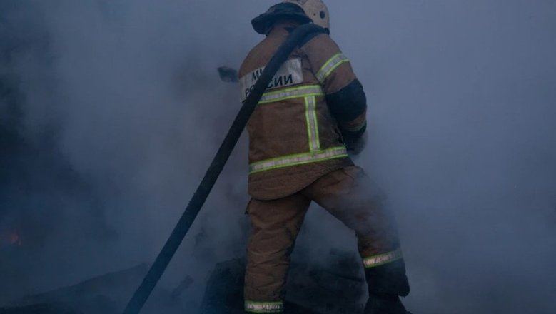 В Новосибирске тушат крупный пожар на складе транспортной компании