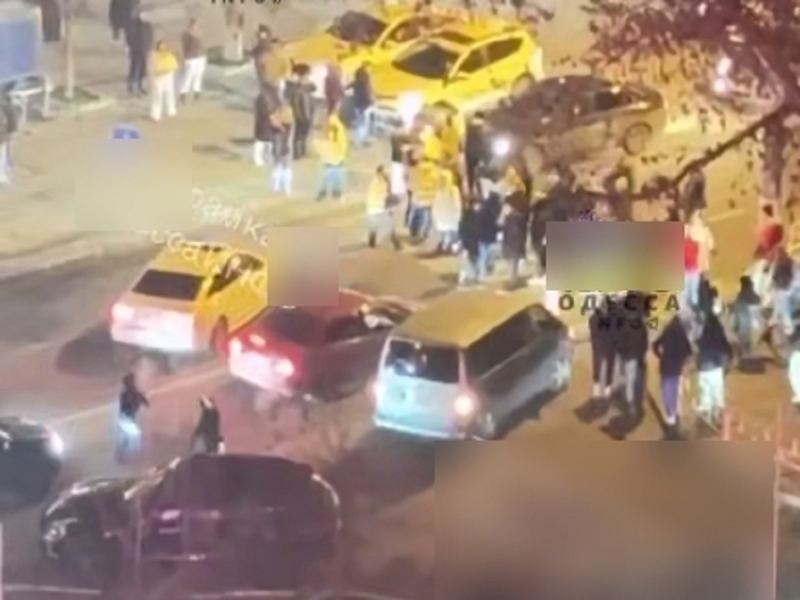 В парализованной блэкаутом Одессе вспыхнул бунт: дороги перекрыты, драки на улицах, город захлестнул хаос