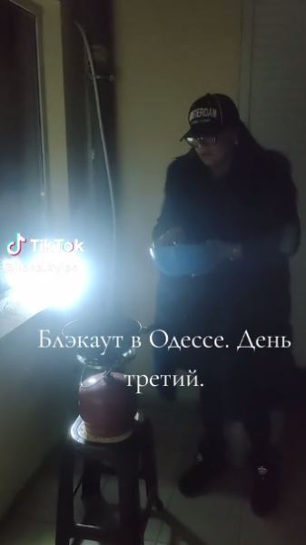 В парализованной блэкаутом Одессе вспыхнул бунт: дороги перекрыты, драки на улицах, город захлестнул хаос