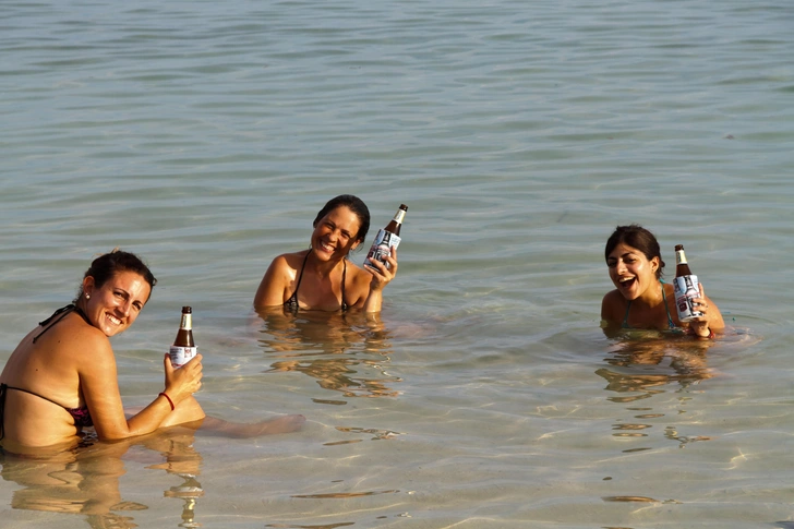 В Таиланде туристам разрешили выпивать с 14 до 17 часов. Запрет действовал 50 лет