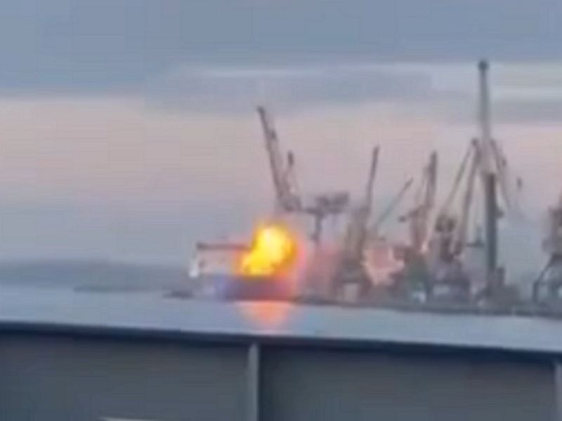 ВС РФ потопили в порту Одессы генераторы для спасения Киева от блэкаута: момент прилета ракеты попал на видео