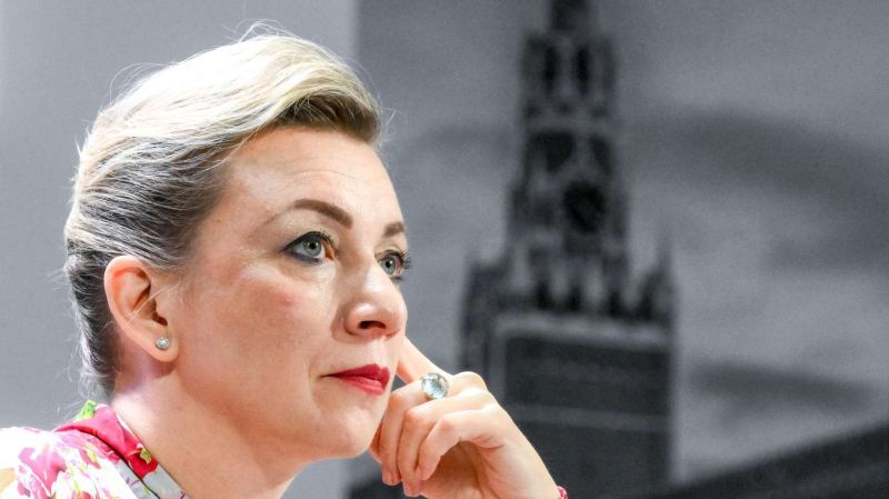 Захарова: иностранцы стекаются в РФ несмотря на попытки Запада ее изолировать