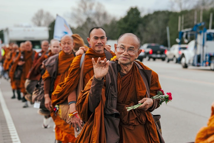 Буддийские монахи идут в Вашингтон: «прогулка за мир» по США