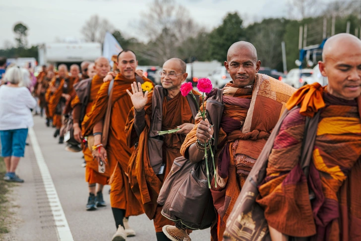 Буддийские монахи идут в Вашингтон: «прогулка за мир» по США