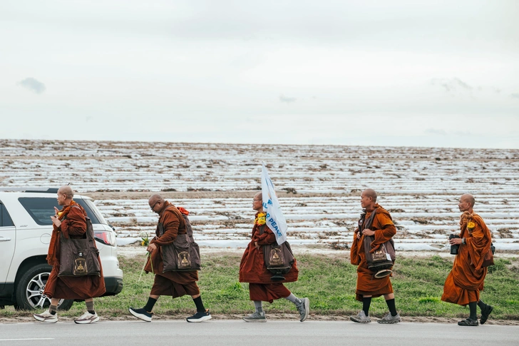 Буддийские монахи идут в Вашингтон: «прогулка за мир» по США