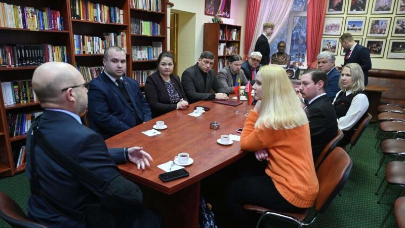 Члены Компартии Беларуси выразили соболезнования послу Венесуэлы