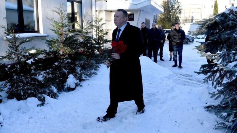 Члены партии ЛДПБ возложили цветы к посольству Венесуэлы в Минске