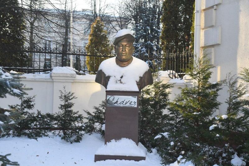 Бюст Уго Чавеса на территории посольства Венесуэлы в Минске