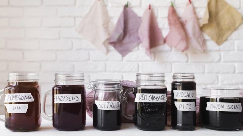 Банки с этикетками, которые создают визуальный шум