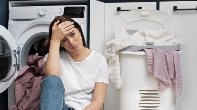 Девушка думает, как убрать неприятный запах из стиральной машины