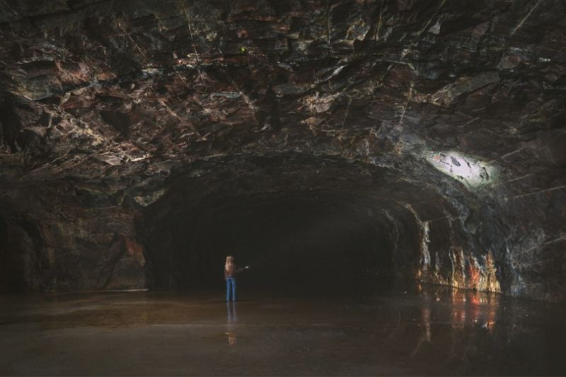 Erdegard Arkitekter спроектировала скульптурный вход в искусственную пещеру