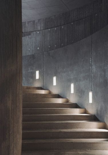 Erdegard Arkitekter спроектировала скульптурный вход в искусственную пещеру