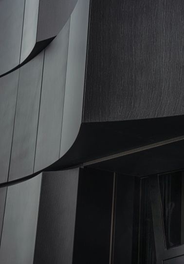 Erdegard Arkitekter спроектировала скульптурный вход в искусственную пещеру