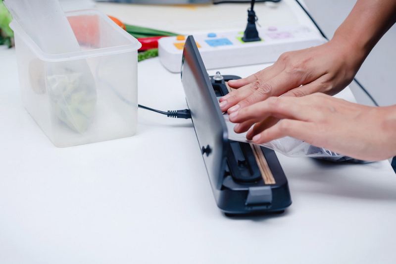 Как пользоваться вакууматором: полезная инструкция для бытового прибора