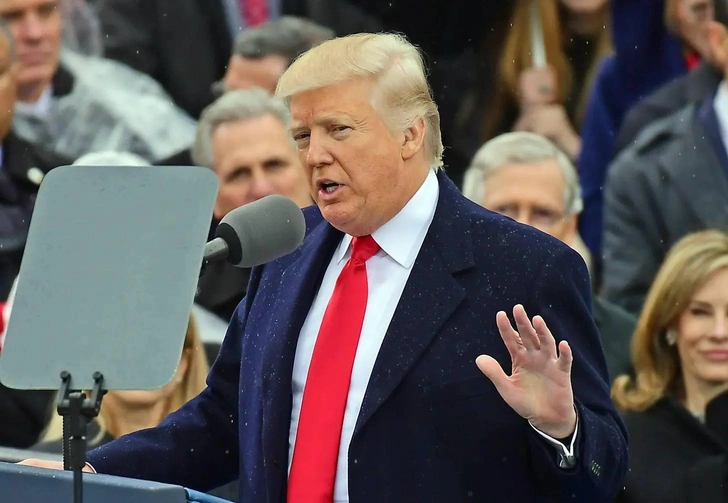 «Как жаль, что я это сделал»: Трамп объяснил, откуда у него синяки на руках