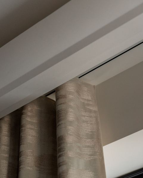 Карнизы для штор-2026: обзор видов, тренды и идеи для разных стилей (85 фото)