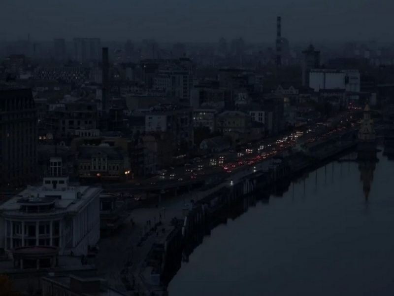 Киев стремительно пустеет: из замерзающей столицы уже бежали 700 тысяч человек, впереди мародёрство