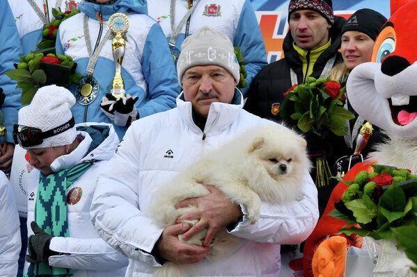 Президент Беларуси Александр Лукашенко со своей собакой — шпицем Умкой  — на традиционном спортивном празднике &amp;quot;Минская лыжня 2022&amp;quot; в спорткомплексе &amp;quot;Раубичи&amp;quot; под Минском.