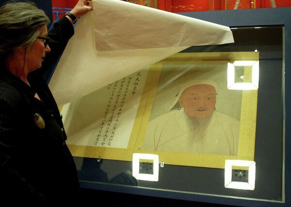 Сотрудник музея рассматривает самый известный портрет Чингисхана, датированный XV веком, в Немецком художественно-выставочном зале в Бонне (июнь 2005 года).