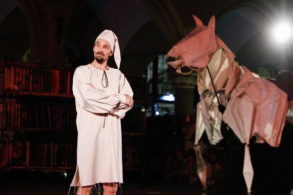 Актеры польского театра во время представления шоу &amp;quot;Дон Кихота&amp;quot; на театральном фестивале в Кракове.