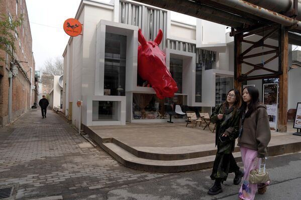 Гигантская голова лошади в в одном из ресторанов в Пекине.