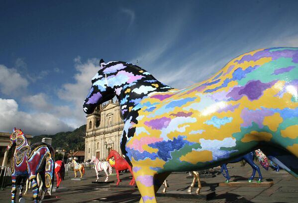 Статуя лошади, выполненная из стекловолокна, на выставке в колумбийской Боготе. Выставку организовал фонд, помогающий сиротам и вдовам колумбийских полицейских.