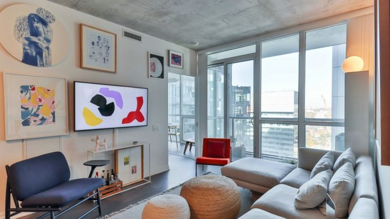 Уютная меблированная и декорированная гостиная