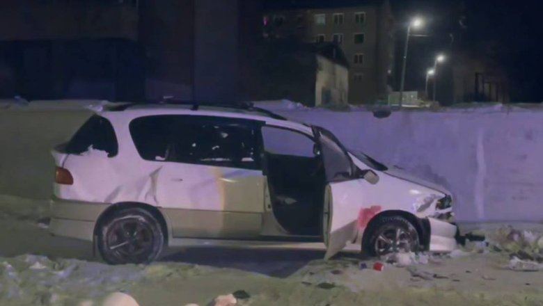 Машина упала с высоты в Улан-Удэ, водитель погиб на месте