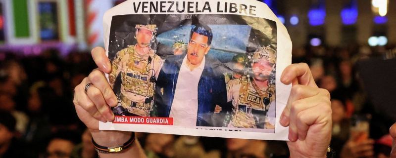 Протестующие в Каракасе против захвата американскими военными президента Венесуэлы Николаса Мадуро