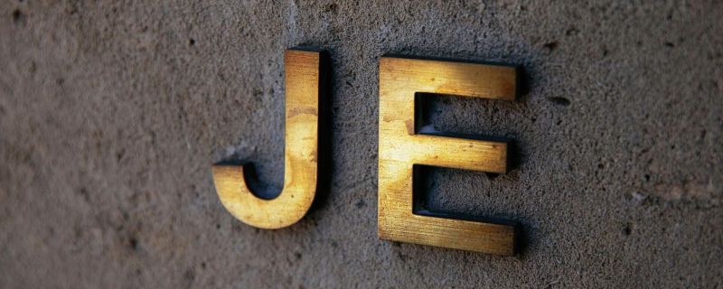 Монограмма JE на резиденции Джеффри Эпштейна