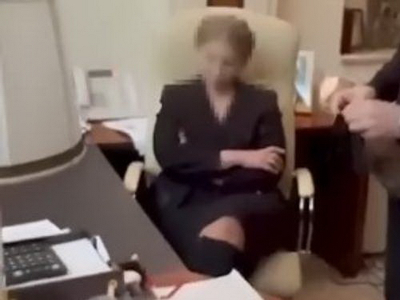 НАБУ обвинило Тимошенко в подкупе депутатов Рады, засняв изъятие пачек долларов у политика