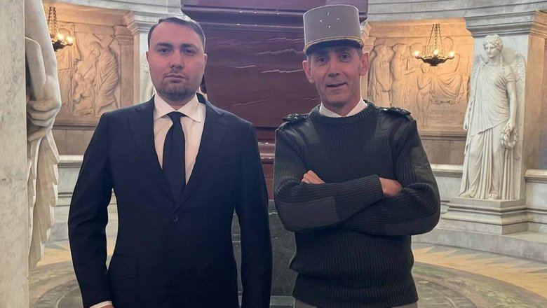 Нарядный Буданов* с главой французской разведки попозировал на фоне саркофага Наполеона