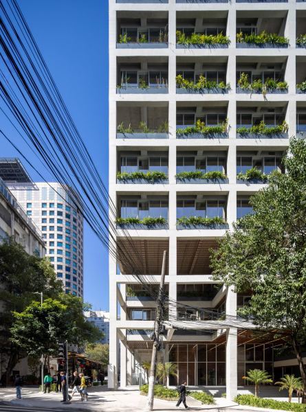 Небоскрёб с непрерывной сеткой из кашпо в Сан-Паулу, Бразилия