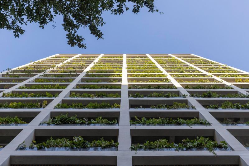 Небоскрёб с непрерывной сеткой из кашпо в Сан-Паулу, Бразилия