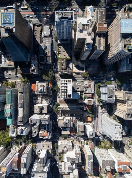 Небоскрёб с непрерывной сеткой из кашпо в Сан-Паулу, Бразилия