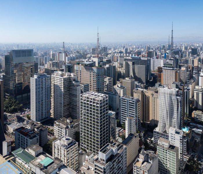 Небоскрёб с непрерывной сеткой из кашпо в Сан-Паулу, Бразилия