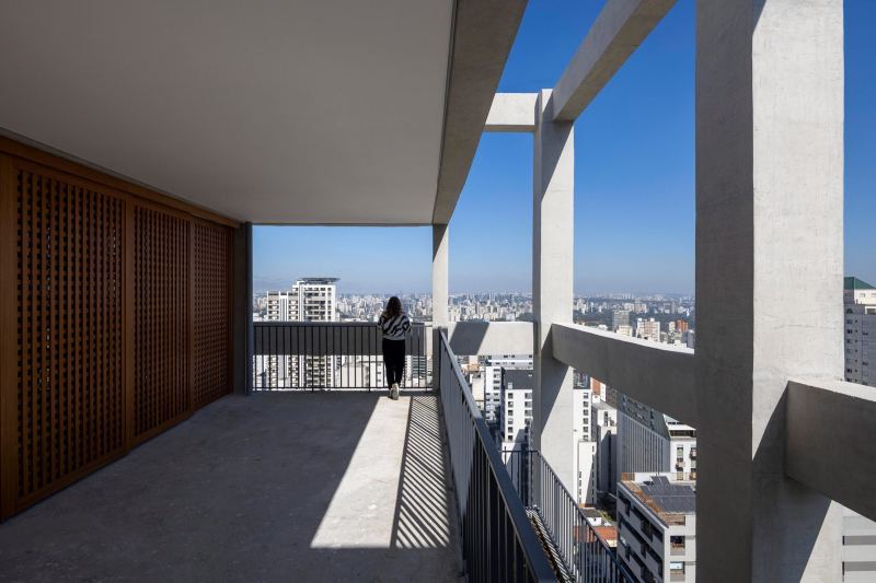 Небоскрёб с непрерывной сеткой из кашпо в Сан-Паулу, Бразилия