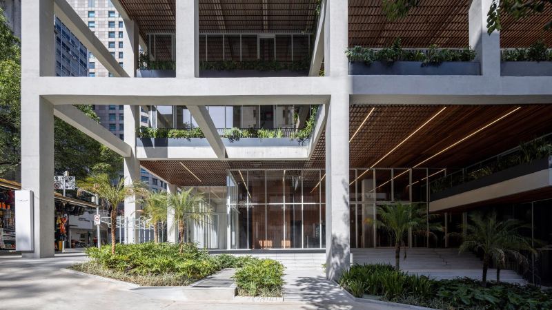 Небоскрёб с непрерывной сеткой из кашпо в Сан-Паулу, Бразилия