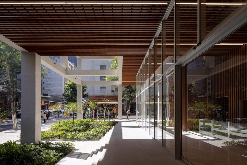 Небоскрёб с непрерывной сеткой из кашпо в Сан-Паулу, Бразилия