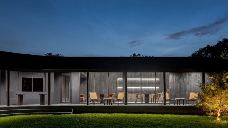 Новое кафе "MADA" в маленьком саду в городе Чианграй, Таиланд