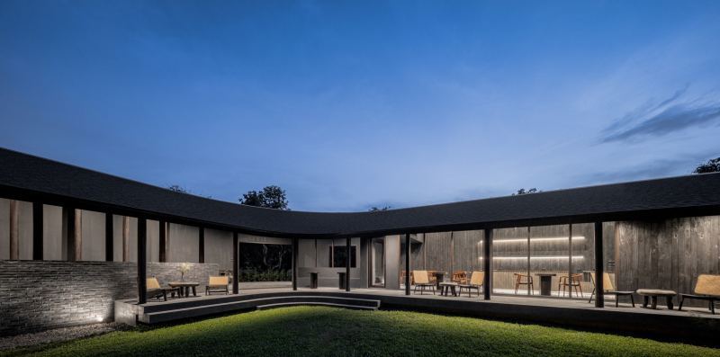 Новое кафе "MADA" в маленьком саду в городе Чианграй, Таиланд