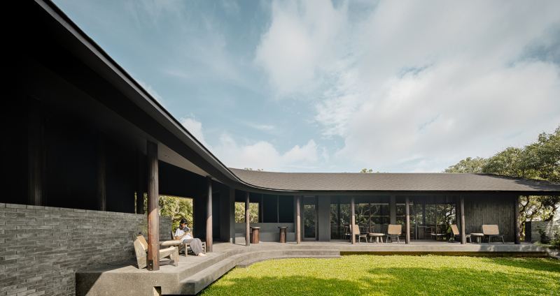 Новое кафе "MADA" в маленьком саду в городе Чианграй, Таиланд